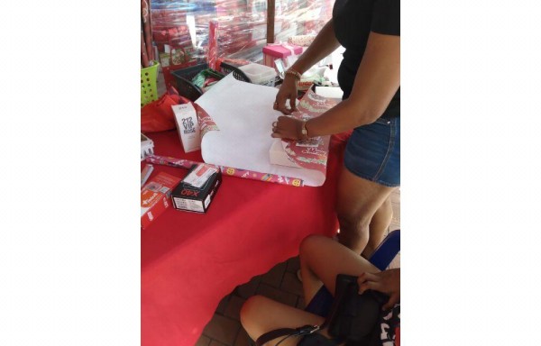 Se ganan la vida forrando regalos