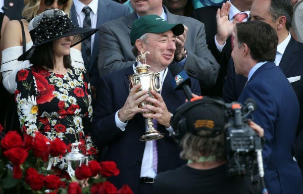 Owner Paul Reddam celebra la victoria de su ejemplar.