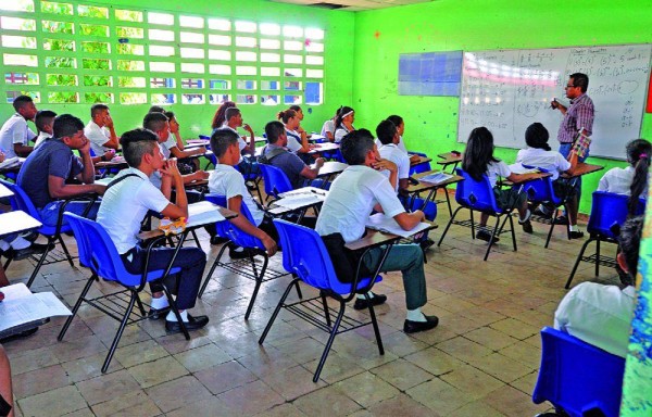 Estudiantes desde sexto hasta duodécimo grado participan del primer Concurso Nacional por la Excelencia Educativa.