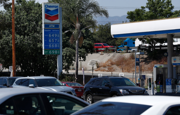 El precio de la gasolina en EE.UU. llega a cinco dólares por galón, lo nunca visto