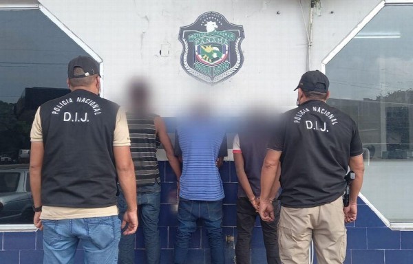 Agresores fueron capturados tras denuncia de la directora del plantel donde estudia la niña.
