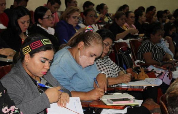 Psicólogas y trabajadoras sociales.