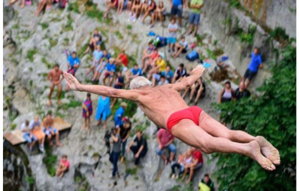 ¡Viejo bellaco! Salta con 77 años