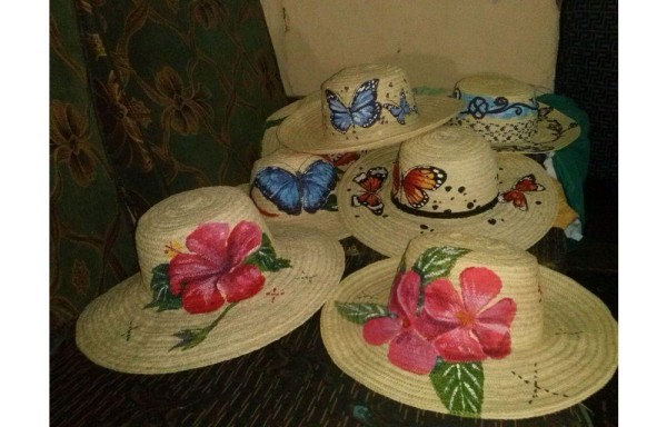 Los sombreros más pedidos son los que muestran la naturaleza que representa al país.