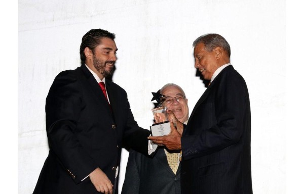 Luis Shirley (d) recibió el Premio Personalidad Hípica por parte de Miguel De La Marta.