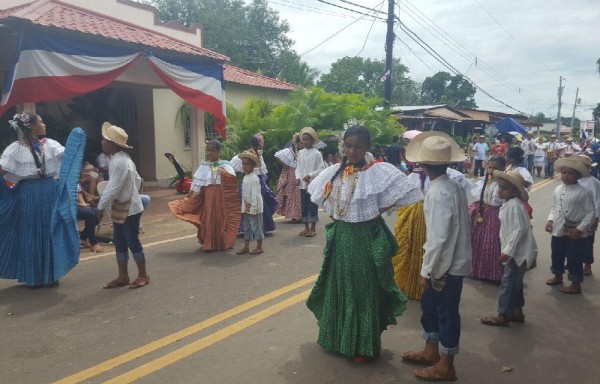 El desfile fue lucido con bailes folclóricos