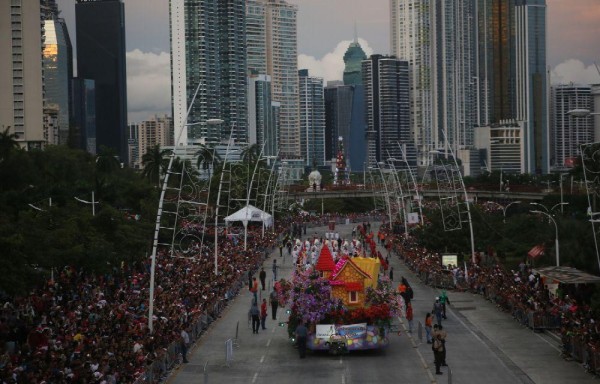 Cientos de panameños y extranjeros se divirtieron en el desfile de Navidad.