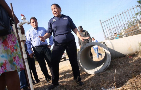 La ministra de Educación, durante el recorrido por el centro educativo.