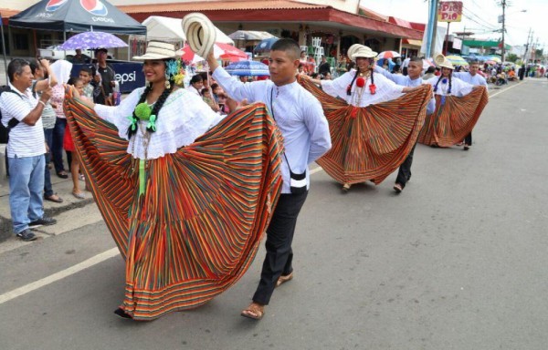 ¡Orgullo de Veraguas desfila con el pabellón!