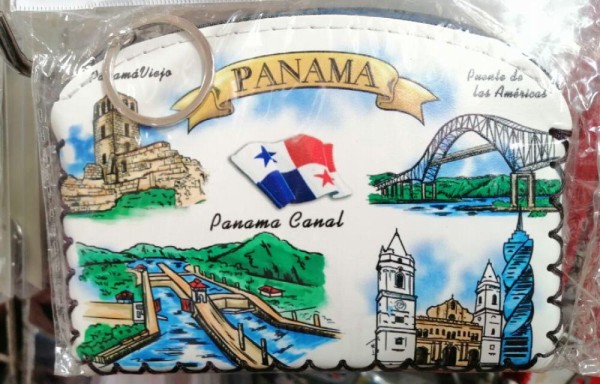 Llaveros son ofrecidos a los clientes en los puestos.