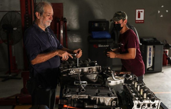 Mecánicos graduados laboran en agencias