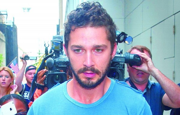 El proyecto de LaBeouf no es oposición a Trump.