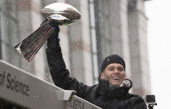 Tom Brady muestra el Vince Lombardi.