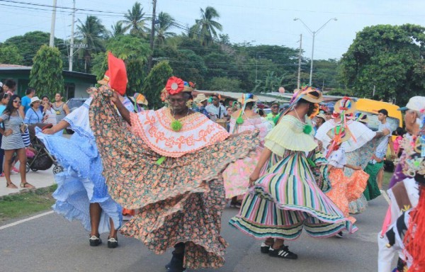 Hombres se ataviaron con la pollera, fue de mucha atracción.