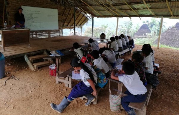 Alumnos de la escuela recibiendo sus clases.