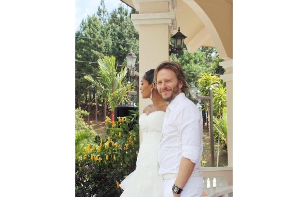 Gwendolyn y Noel Schajris renuevan votos por sus primeros 10 años de matrimonio