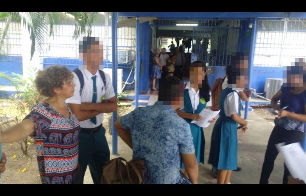 En Facebook, diversas generaciones del colegio apoyaron a ‘La Wachi' [Agüelles], incluso harían una caravana por ella.
