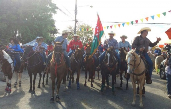 Los jinetes recorrieron el pueblo
