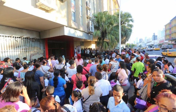 Cantaron el Himno Nacional, afuera del edificio Poli, en Calidonia.