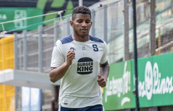 Fidel Escobar entrando con el Saprissa.