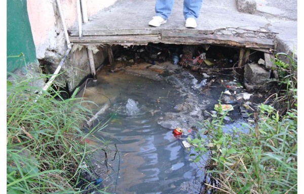 Daños de un hidrante ha ocasionado pérdida del líquido en el sector de Torrijos Carter.