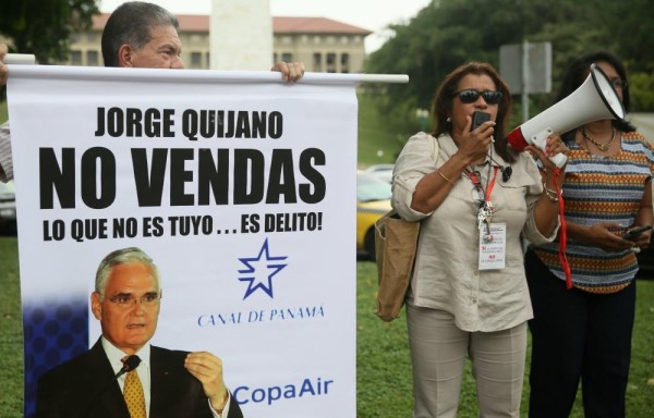 Residentes de Diablo Heights protestaron frente al Edificio de la Administración del Canal de Panamá .