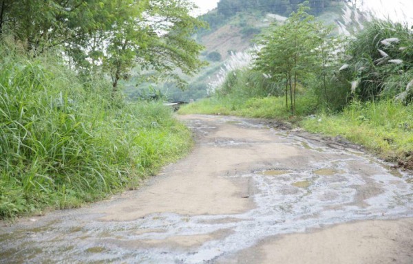 La carretera es de piedra y se dificulta llegar al cementerio.