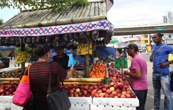 En la esquina de la 5 de Mayo se encuentra una variedad de frutas a bajo costo.