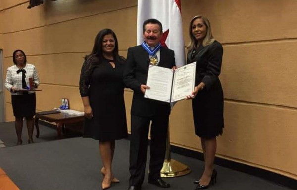 Recibe medalla Justo Arosemena