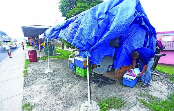 Una carpa es su refugio en medio de la pandemia