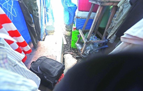 Una carpa es su refugio en medio de la pandemia