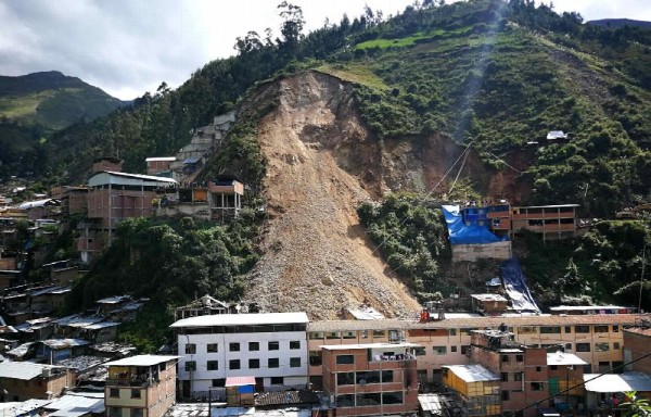 Luto y dolor por deslizamiento de tierra en la región de Pataz en Perú