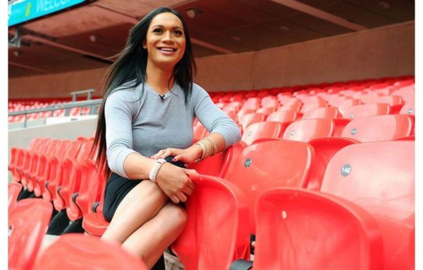 Jaiyah Saelua se muy atractiva con su ropa femenina.