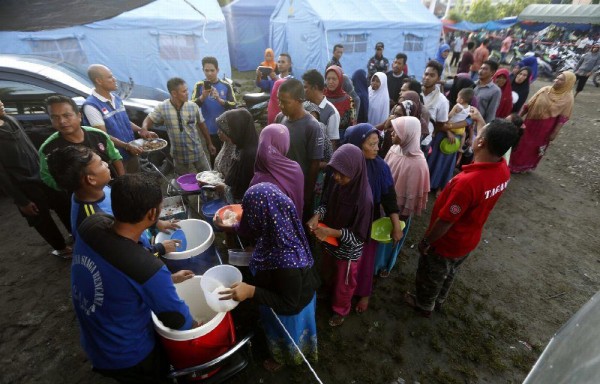 Sobrevivientes al terremoto reciben alimentos en Pidie Jaya