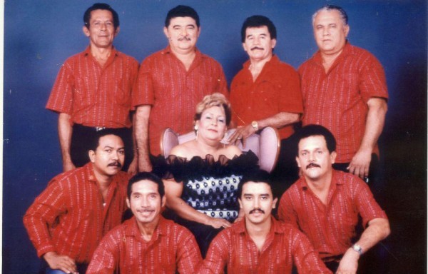 Con su agrupación ‘Orgullo santeño'.