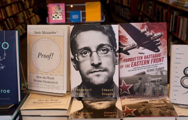 EE.UU. demanda a Snowden para confiscar los ingresos de su libro