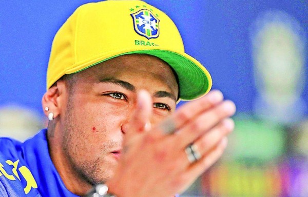 Vestir la camiseta de la selección es un honor inmenso y cada vez que tenga la suerte de hacerlo daré lo máximo para estar a la altura. neymar FUTBOLISTA