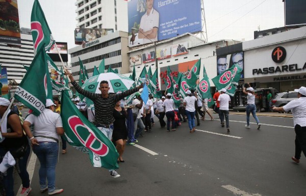 Decenas de simpatizantes respaldaron a Cortés.