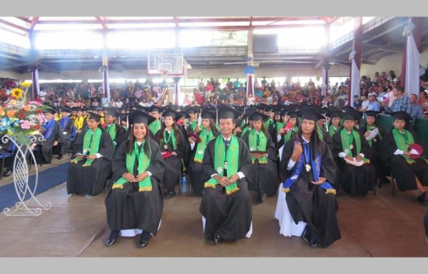 Graduandos de la Escuela Secundaria de Puerto Armuelles (ESPA), de la promoción 2019.