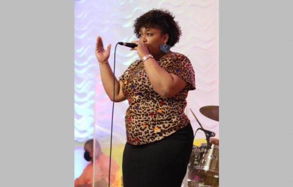 Destaca por su hermosa voz.