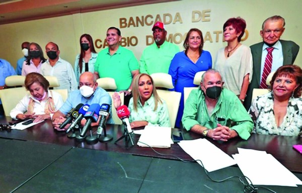 Carlos Carrillo es abogado de 15 diputados.