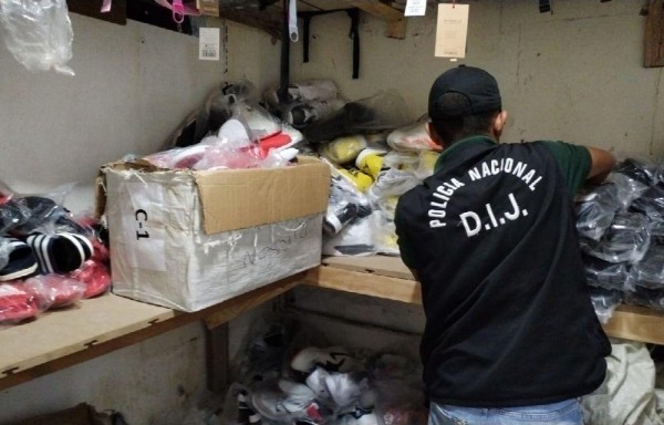 Se decomisaron prendas de vestir .