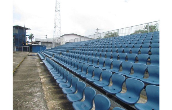 Gradas sin techo en el estadio de béisbol.