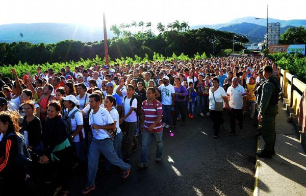 La multitud era escoltada por policías colombianos para mantener el orden.