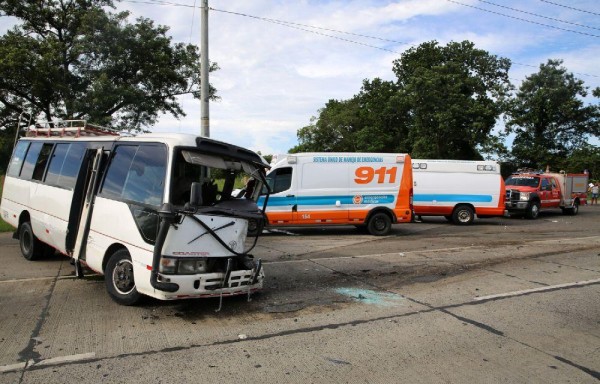 Bus de la ruta Cañita - Panamá iba hacia Chepo cuando se le atravesó el otro auto.