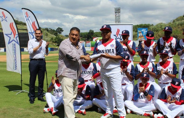 Kevin Ballesteros, capitán del equipo, recibió el pabellón nacional en el estadio Rod Carew.