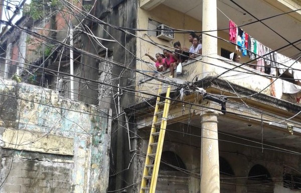 Familias colonenses evitaron que les quitaran el servicio eléctrico.