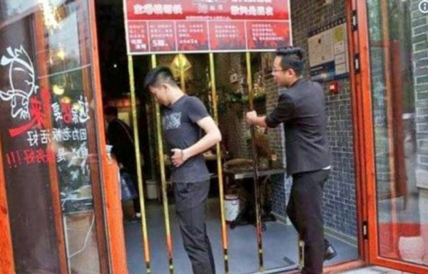 Pasar entre barras para comer gratis