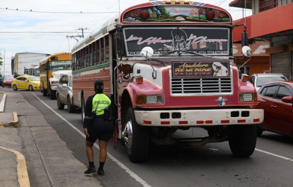 Usuarios se quejan que los transportistas no cumplen con las medidas de salud.