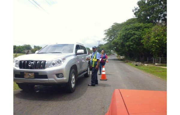 AUTORIDADES BUSCAN PONER ORDEN EN LAS CALLES DE HERRERA | La Autoridad del Tránsito y Transporte Terrestre (ATTT) de Herrera realizó en la carretera Ranaldo Camarano, próxima al Hospital El Vigía Dr. Gustavo Nelson Collado, en Chitré, un retén para detectar a los conductores que transitan sin la licencia respectiva o en vehículos con placa vencida. Durante el operativo detectaron gran cantidad de vehículos con placas hasta del año 2008 y 2009.